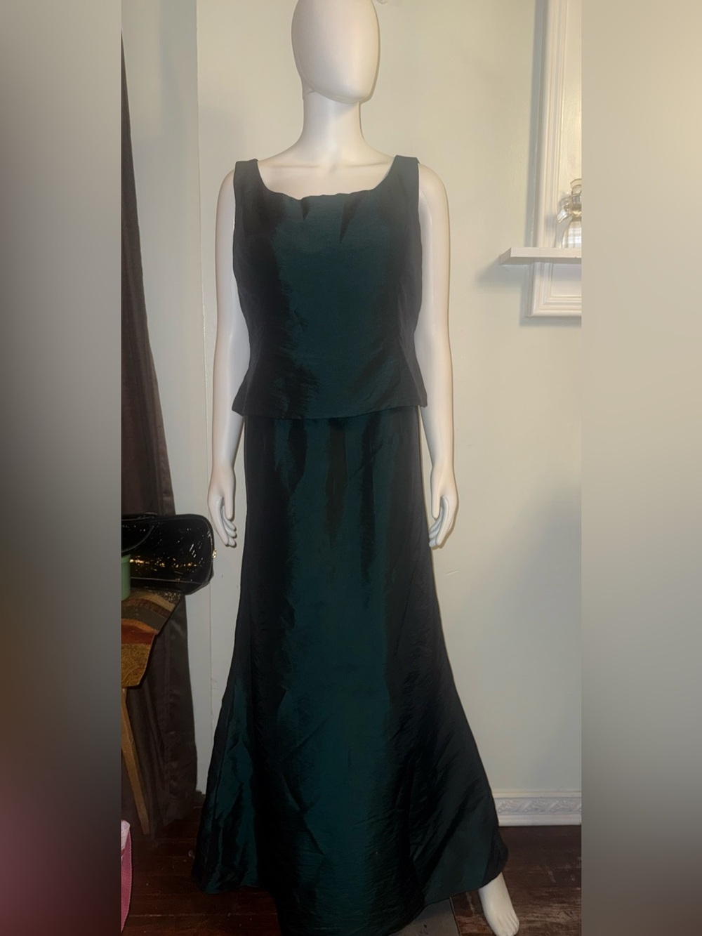 Elegant Sleeveless Maxi Dress in Deep Green
